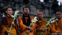 Sore itu menjadi momen para biksu mengakhiri perjalanan spiritualnya sejauh 2.800 km dari Bangkok ke Magelang.