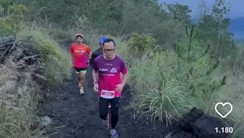 Wamendagri Bima Arya mengikuti ajang BTR Ultra 2025 di Gunung Batur, Kintamani, Bangli, Minggu (11/5/2025).