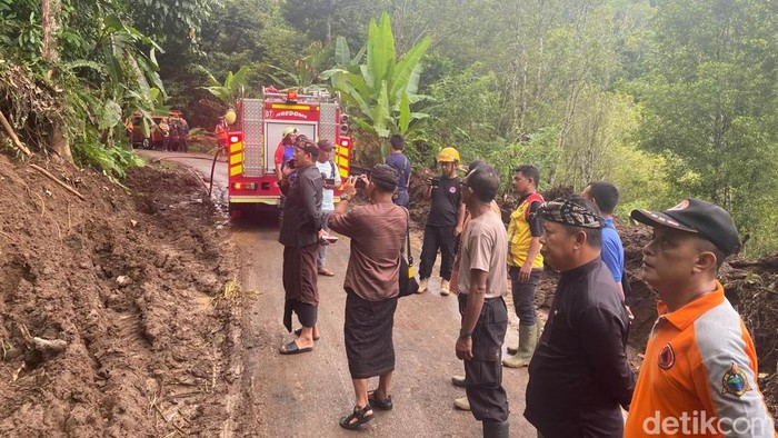 Bupati Karangasem Gus Par ke lokasi longsor di Desa Bukit, Sabtu (10/5/2025).
