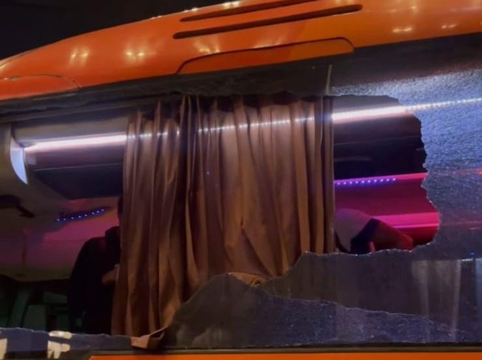 Penampakan kaca bus tim Persik Kediri pecah setelah dilempari suporter