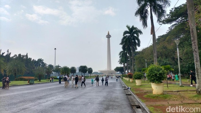 Cerita warga tidak bisa jalan-jalan dan baca buku di Monas karena hujan. (Maulani/detikcom).