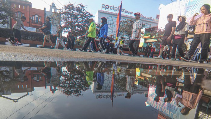 Warga berolahraga saat Hari Bebas Kendaraan Bermotor (HBKB) di ruas Jalan Raya Margonda, Kota Depok, Jawa Barat, Minggu (11/5/2025). Pemerintah Kota Depok  kembali menggelar CFD di dua jalur pada ruas Jalan Margonda Raya dan Jalan Arif Rahman Hakim mulai pukul 06.00 hingga 09.00 WIB. Kebijakan ini diambil sebagai respon terhadap aspirasi masyarakat yang menginginkan ruang untuk berolahraga, mengurangi tingkat polusi udara dan diharapkan bisa meningkatkan pendapatan UMKM Kota Depok. ANTARA FOTO/Yulius Satria Wijaya