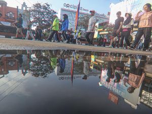 Video Yang Unik di CFD Depok: Warga Bawa Domba-Sundul Bola