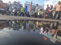 Video Yang Unik di CFD Depok: Warga Bawa Domba-Sundul Bola