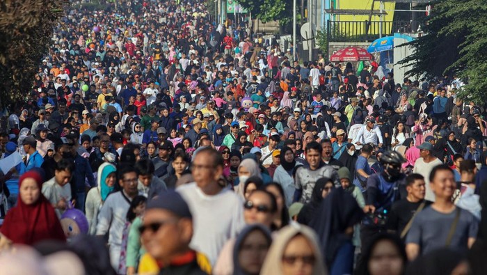 Warga berolahraga saat Hari Bebas Kendaraan Bermotor (HBKB) di ruas Jalan Raya Margonda, Kota Depok, Jawa Barat, Minggu (11/5/2025). Pemerintah Kota Depok  kembali menggelar CFD di dua jalur pada ruas Jalan Margonda Raya dan Jalan Arif Rahman Hakim mulai pukul 06.00 hingga 09.00 WIB. Kebijakan ini diambil sebagai respon terhadap aspirasi masyarakat yang menginginkan ruang untuk berolahraga, mengurangi tingkat polusi udara dan diharapkan bisa meningkatkan pendapatan UMKM Kota Depok. ANTARA FOTO/Yulius Satria Wijaya