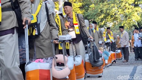 Pelepasan 393 CJH kloter sembilan Kota Mataram di halaman Kantor Wali Kota Mataram menuju Asrama Haji, Minggu siang (11/5/2025).