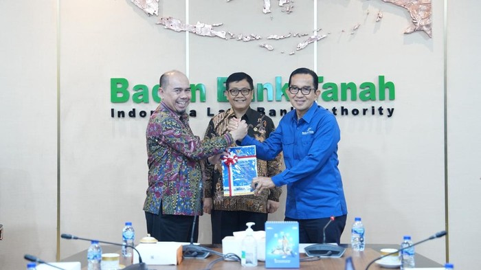 Dirjen Pemeriksa Keuangan Negara III Dede Sukarjo, Anggota III BPK Akhsanul Khaq, dan Kepala Badan Bank Tanah Parman Nataatmadja dalam penyerahan Laporan Hasil Pemeriksaan dari Badan Pemeriksa Keuangan Kepada Badan Bank Tanah