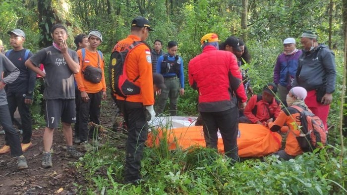 Evakuasi pendaki yang meninggal di Gunung Lawu, Minggu (11/5/2025)
