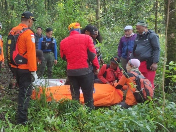 Evakuasi pendaki yang meninggal di Gunung Lawu, Minggu (11/5/2025)
