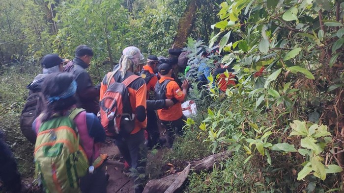 Proses evakuasi pendaki yang meninggal di Gunung Lawu, Minggu (11/5/2025).