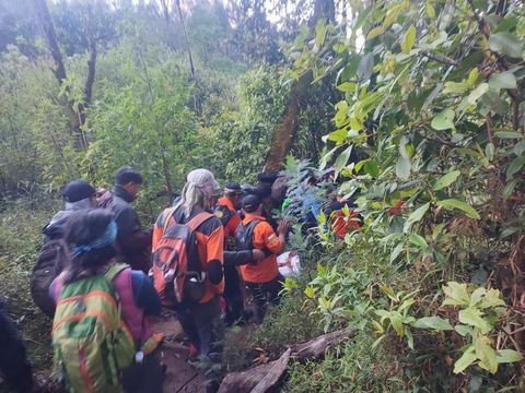 Proses evakuasi pendaki yang meninggal di Gunung Lawu, Minggu (11/5/2025).