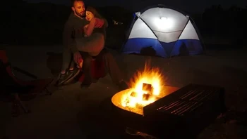 Suami istri di depan api unggun saat berkemah, difoto oleh anak mereka. Foto: Reddit Forest_Froggie via BrightSide