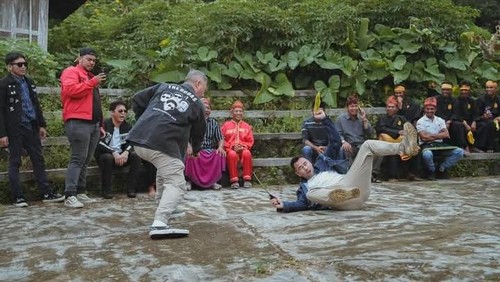 Gading Marteen dan Rafi Ahmad saat bermain gantao (aktraksi seni bela diri khas Bima), di Uma Lengge, Desa Ntori Kecamatan Wawo, Kabupaten Bima, NTB, Minggu, (11/5/2025). (Dok. Facebook@Raffi Ahmad)