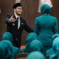 Ritchie Ismail mengukuhkan ketua TP PKK KBB dan juga melantik jajaran pengurus TP PKK KBB. Ibu dari dua anak ini terlihat segar dan prima saat mengikuti rangkaian acara. Foto: Dok. Instagram @syahnazs.