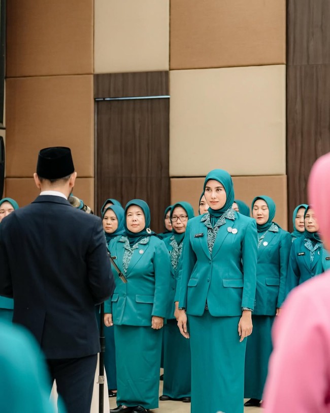 Wanita kelahiran 30 Oktober 1993 ini memakai seragam PKK warna hijau tosca. Syahnaz mengenakan hijab segi empat dengan warna yang senada dengan seragam yang diikat rapi. Foto: Dok. Instagram @syahnazs.