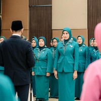 Wanita kelahiran 30 Oktober 1993 ini memakai seragam PKK warna hijau tosca. Syahnaz mengenakan hijab segi empat dengan warna yang senada dengan seragam yang diikat rapi. Foto: Dok. Instagram @syahnazs.