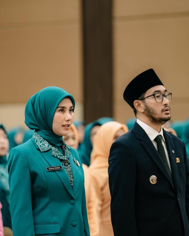 Syahnaz Sadiqah baru saja dilantik sebagai Ketua Tim Penggerak PKK (TP-PKK) dan Ketua TP Posyandu Kabupaten Bandung Barat periode 2025-2030. Dia dilantik suaminya sendiri, Ritchie Ismail yang merupakan Bupati Bandung Barat periode 2025-2030.  Foto: Dok. Instagram @syahnazs.
