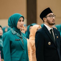Syahnaz Sadiqah baru saja dilantik sebagai Ketua Tim Penggerak PKK (TP-PKK) dan Ketua TP Posyandu Kabupaten Bandung Barat periode 2025-2030. Dia dilantik suaminya sendiri, Ritchie Ismail yang merupakan Bupati Bandung Barat periode 2025-2030.  Foto: Dok. Instagram @syahnazs.