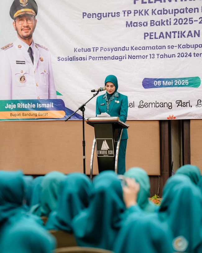 Sebagai istri Bupati Bandung Barat, Syahnaz menjalani tugas sebagai penasihat Dharma Wanita Persatuan (DWP) Kabupaten Bandung Barat (KBB). Penampilannya pun jadi sorotan. Syahnaz tampil lebih anggun dalam balutan busana resmi, sederhana dan elegan.  Foto: Dok. Instagram @syahnazs.