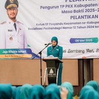 Sebagai istri Bupati Bandung Barat, Syahnaz menjalani tugas sebagai penasihat Dharma Wanita Persatuan (DWP) Kabupaten Bandung Barat (KBB). Penampilannya pun jadi sorotan. Syahnaz tampil lebih anggun dalam balutan busana resmi, sederhana dan elegan.  Foto: Dok. Instagram @syahnazs.