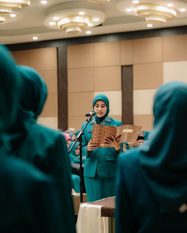 Adik kandung Raffi Ahmad itu mengungkapkan rasa syukur dan kesiapannya untuk menjalani tugasnya. Hatur nuhun bapa bupati bandung barat yang sudah berkenan mengukuhkan ketua TP PKK KBB dan juga melantik jajaran pengurus TP PKK KBB masa bakti 2025-2030🥰🙏🏻🫶🏻 Alhamdulillah berjalan lancar…Semangatttt terussss 🤍, tulis keterangan postingan @syahnazs. Foto: Dok. Instagram @syahnazs.