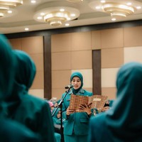 Adik kandung Raffi Ahmad itu mengungkapkan rasa syukur dan kesiapannya untuk menjalani tugasnya. Hatur nuhun bapa bupati bandung barat yang sudah berkenan mengukuhkan ketua TP PKK KBB dan juga melantik jajaran pengurus TP PKK KBB masa bakti 2025-2030🥰🙏🏻🫶🏻 Alhamdulillah berjalan lancar…Semangatttt terussss 🤍, tulis keterangan postingan @syahnazs. Foto: Dok. Instagram @syahnazs.