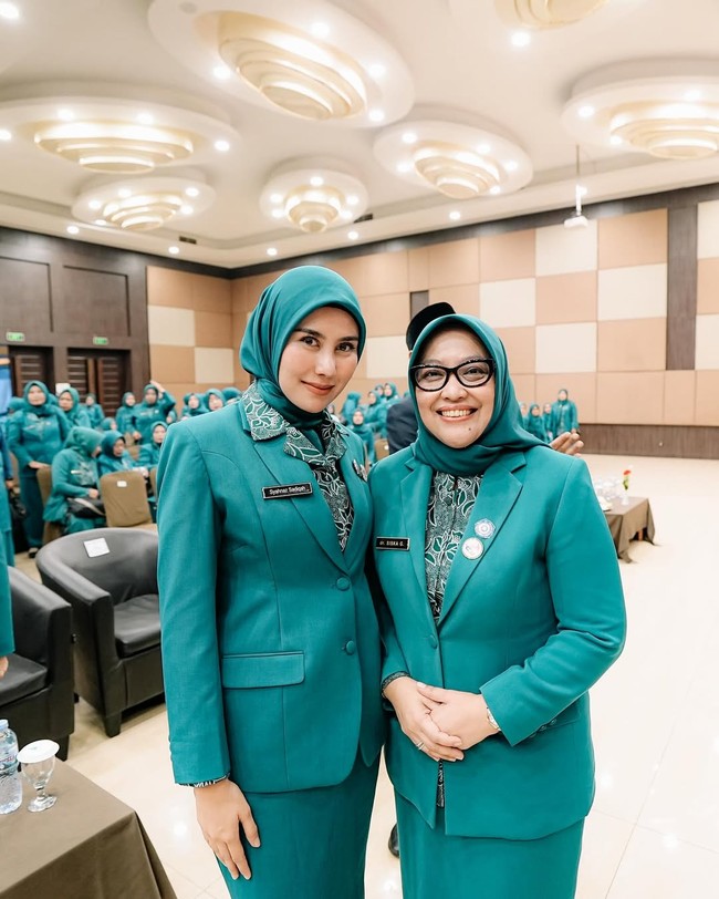 Postingan Syahnaz usai dilantik jadi ketua PKK langsung mendapatkan banjir ucapan doa dan dukungan dari warganet. Amanah teteh dengan tugas barunya. Insyaallah dilancarkan Allah 🙏, ucap pengguna Instagram @andararoyalfamily. Semangat ibu cantikku mengemban amanah baru... terbaik memang ibuku yang geulis🔥, ujar akun @resagresiana. Cantik banget teh.. anggun sopan bgt ga wah 😍😍 sehat selalu ya teh amanah dlm.menjalankan tuga, puji akun @azka_nurfaz. Foto: Dok. Instagram @syahnazs.