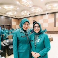 Postingan Syahnaz usai dilantik jadi ketua PKK langsung mendapatkan banjir ucapan doa dan dukungan dari warganet. Amanah teteh dengan tugas barunya. Insyaallah dilancarkan Allah 🙏, ucap pengguna Instagram @andararoyalfamily. Semangat ibu cantikku mengemban amanah baru... terbaik memang ibuku yang geulis🔥, ujar akun @resagresiana. Cantik banget teh.. anggun sopan bgt ga wah 😍😍 sehat selalu ya teh amanah dlm.menjalankan tuga, puji akun @azka_nurfaz. Foto: Dok. Instagram @syahnazs.