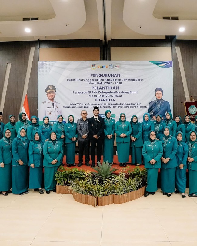 Melalui akun resmi @pkkbdgbarat, Syahnaz mengatakan Ketua Tim Pembina Posyandu di tingkat kecamatan diharapkan mampu melaksanakan enam Standar Pelayanan Minimal (SPM) Posyandu di wilayah masing-masing. Foto: Dok. Instagram @syahnazs.