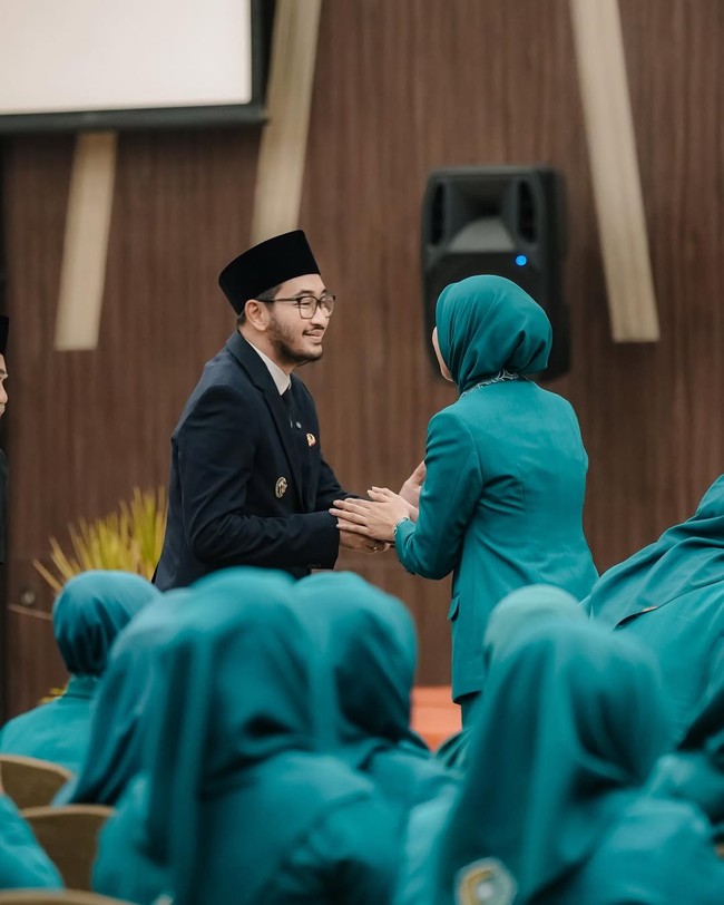 Makeup Syahnaz terlihat natural saat dilantik jadi Ketua PKK berkat polesan tangan dari MUA Marlene Hariman. Foto: Dok. Instagram @syahnazs.