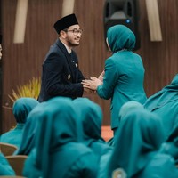 Makeup Syahnaz terlihat natural saat dilantik jadi Ketua PKK berkat polesan tangan dari MUA Marlene Hariman. Foto: Dok. Instagram @syahnazs.