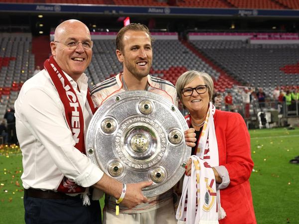 Potret Bahagia Harry Kane Raih Trofi Perdana