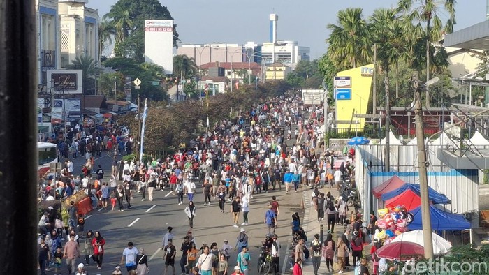 Emak-emak Depok Senam Nutup Jalan di CFD, Walkot Depok Minta 2 Saf Saja