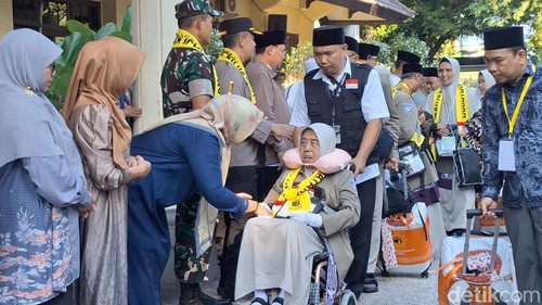 Ilustrasi - Suasana keberangkatan ratusan haji asal Mataram di Halaman Kantor Wali Kota Mataram, NTB, Minggu (11/5/2025). (Nathea Citra/detikBali)