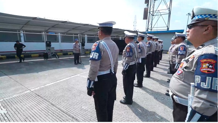 Irjen Agus di Command Center KM 29 Tol Cikampek, Minggu (11/5/2025) (Dok Isitmewa)