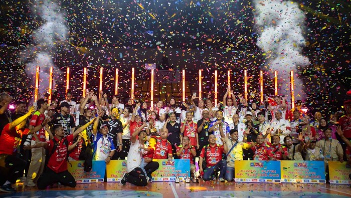 Jakarta Pertamina Enduro Raih Gelar Juara Proliga 2025 Usai Kalahkan Popsivo Tim Jakarta Pertamina Enduro foto bersama seusai upacara penyerahan medali pada Grand Final Putri Proliga 2025 di Gor Amongrogo, Yogyakarta, Sabtu (10/5/2025). Jakarta Pertamina Enduro berhasil menjadi juara satu Proliga 2025 setelah menang atas Jakarta Popsivo Polwan dengan skor 3-0 (26-24,25-22,25-16). ANTARA FOTO/Andreas Fitri Atmoko