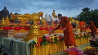 Sejumlah biksu tampak khusyuk menghias altar utama di Lapangan Kenari, kompleks candi warisan dunia tersebut, pada Sabtu (10/5).