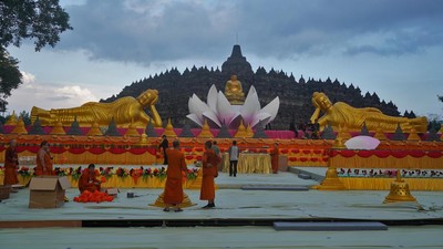Persiapan Altar Utama Sambut Puncak Waisak di Candi Borobudur
