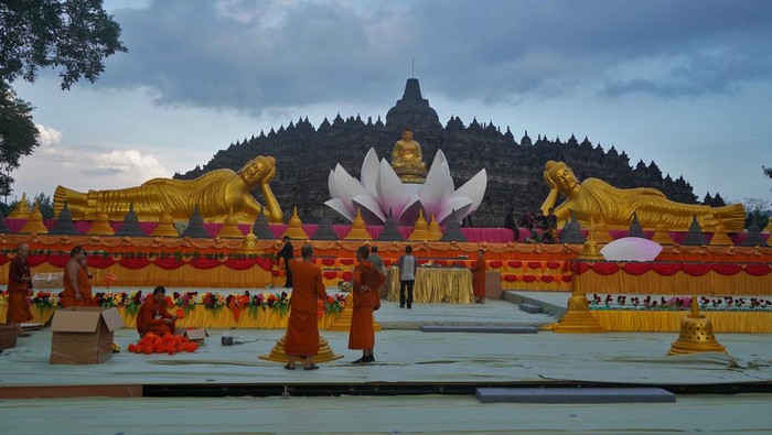 Sejumlah biksu menghias altar utama di lapangan Kenari kompleks Candi Borobudur, Magelang, Jawa Tengah, Sabtu (10/5/2025). Di tempat tersebut akan dilangsungkan puncak perayaan Tri Suci Waisak 2025/2569 Buddhis Era (BE) yang akan dihadiri ribuan umat Buddha dari dalam dan luar negeri. ANTARA FOTO/Anis Efizudin