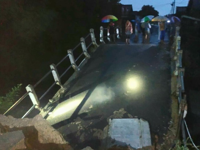 Jembatan penghubung Kecamatan Larangan-Ketanggungan, Brebes, ambruk, Minggu (11/5/2025) petang.