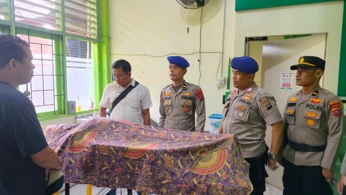 Jenazah wisatawan asal Perawang Siak, Riau yang meninggal dunia akibat kapal dihantam ombak. (Dok. Istimewa)