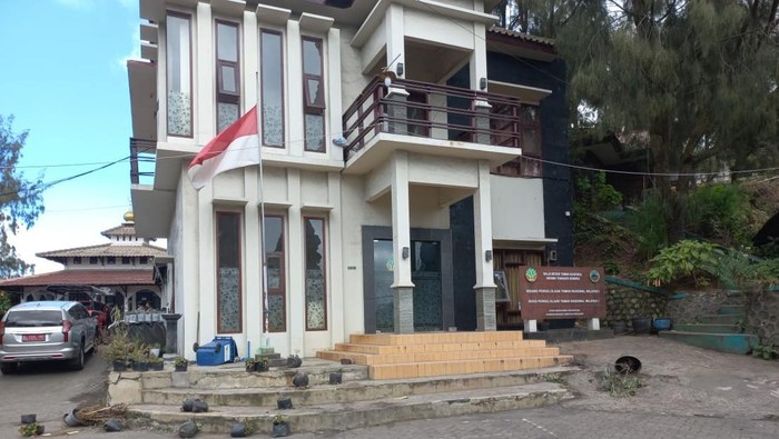 Kantor pengelola wisata Gunung Bromo yang dirusak para sopir jip saat demo