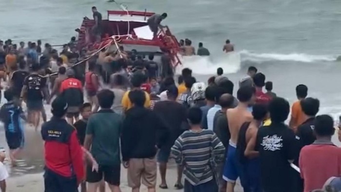 Kapal pengangkut wisatawan ke Pulau Tiks, Bengkulu, tenggelam.
