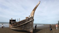 Seiring waktu, kapal ini tidak dipindahkan atau dibongkar, dan perlahan berubah menjadi semacam monumen hidup yang menarik minat warga dan wisatawan. Beberapa datang karena penasaran, sebagian lainnya ingin melihat langsung jejak perjalanan pengungsi yang selama ini hanya mereka baca di berita.