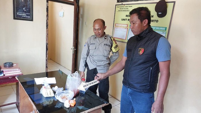 Petugas memeriksa makanan yang diduga menyebabkan puluhan warga keracunan massal di Wonotirto, Blitar