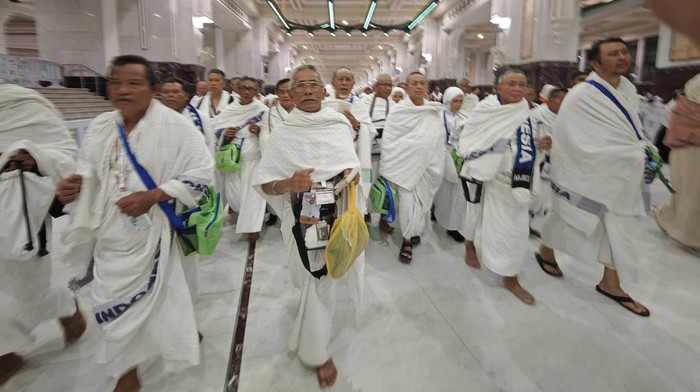 Khusyuk Beribadah, Jamaah Calon Haji Indonesia Lakukan Tawaf dan Sai di Masjidil Haram Jamaah calon haji Indonesia melakukan Tawaf sebagai rangkaian umrah wajib di Masjidil Haram, Makkah, Arab Saudi, Sabtu (10/5/2025). Sebanyak 2.800 calon haji dari tujuh kloter yang merupakan gelombang pertama pendorongan dari Madinah tiba di Makkah dan selanjutnya melaksanakan umrah wajib. ANTARA FOTO/Andika Wahyu
