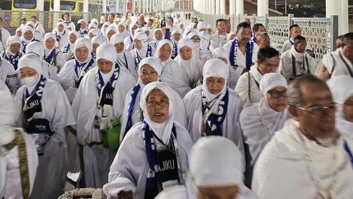 Jamaah calon haji Indonesia melakukan Tawaf sebagai rangkaian umrah wajib di Masjidil Haram, Makkah, Arab Saudi, Sabtu (10/5/2025). Sebanyak 2.800 calon haji dari tujuh kloter yang merupakan gelombang pertama pendorongan dari Madinah tiba di Makkah dan selanjutnya melaksanakan umrah wajib. ANTARA FOTO/Andika Wahyu