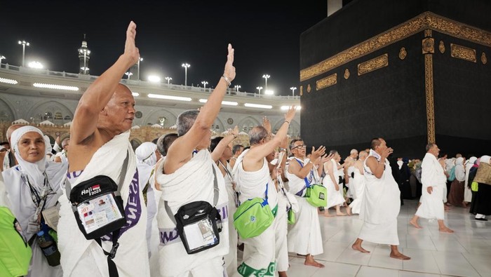 Jamaah calon haji Indonesia melakukan Tawaf sebagai rangkaian umrah wajib di Masjidil Haram, Makkah, Arab Saudi, Sabtu (10/5/2025). Sebanyak 2.800 calon haji dari tujuh kloter yang merupakan gelombang pertama pendorongan dari Madinah tiba di Makkah dan selanjutnya melaksanakan umrah wajib. ANTARA FOTO/Andika Wahyu