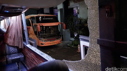 Kondisi bus Persik Kediri usai dilempari batu oknum suporter