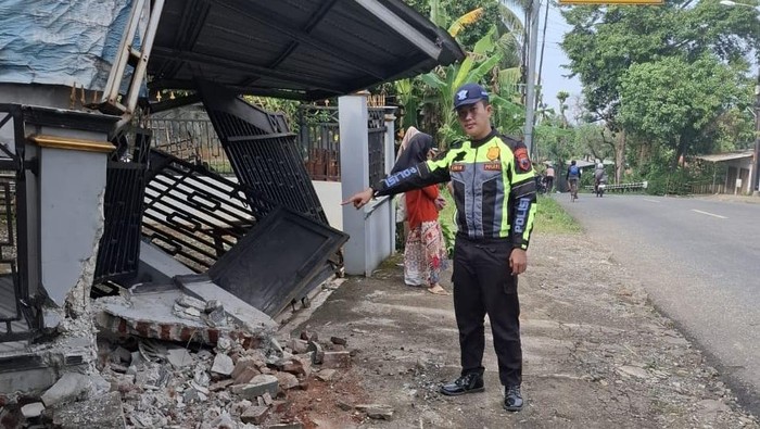 Kondisi pagar rumah warga yang ambruk setelah ditabrak truk trailer di Desa Pageralang, Kecamatan Kemranjen, Kabupaten Banyumas, Minggu (11/5/2025).